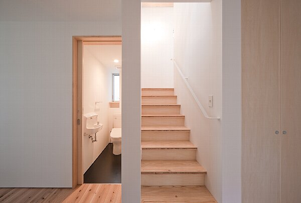 1階トイレと階段